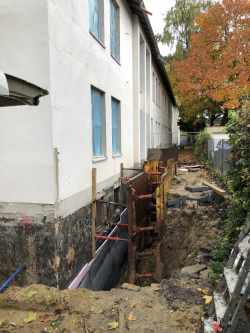 der Alternative Zugang zur Halle, konnte ca. 4-5 Jahre benutzt werden, nun klafft aber ein Loch der Alternative Zugang zur Halle, konnte ca. 4-5 Jahre benutzt werden, nun klafft aber ein Loch